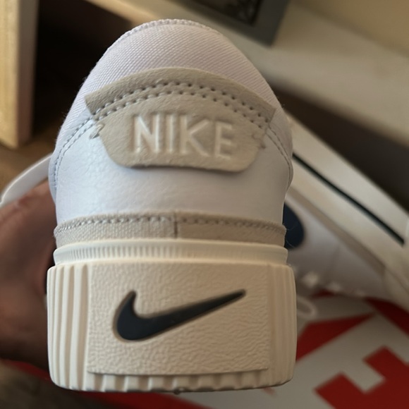 Woman’s court legacy lift NIKE sneaker size 9 Blue swoosh - Picture 5 of 7